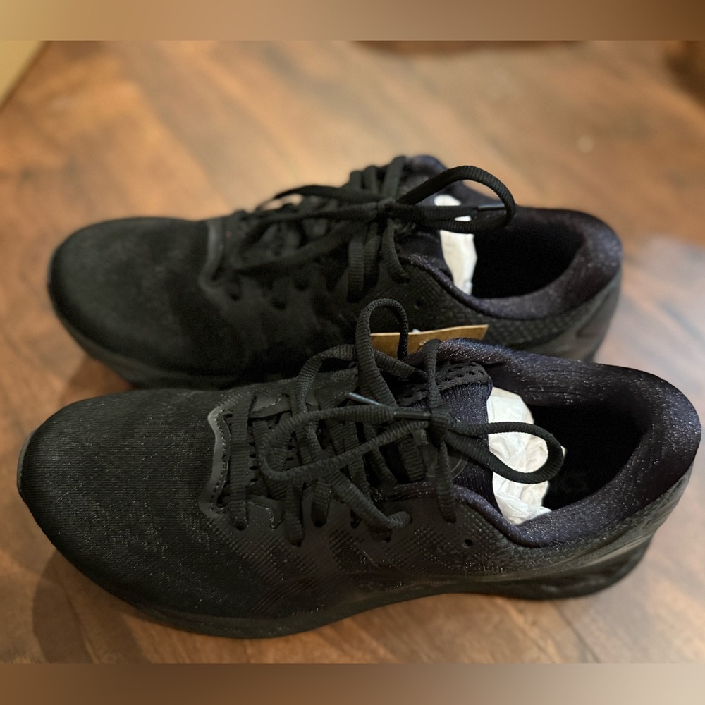 Brand New ASICS Women’s Gel-Nimbus 23 Triple Black running shoe, sz 9.5